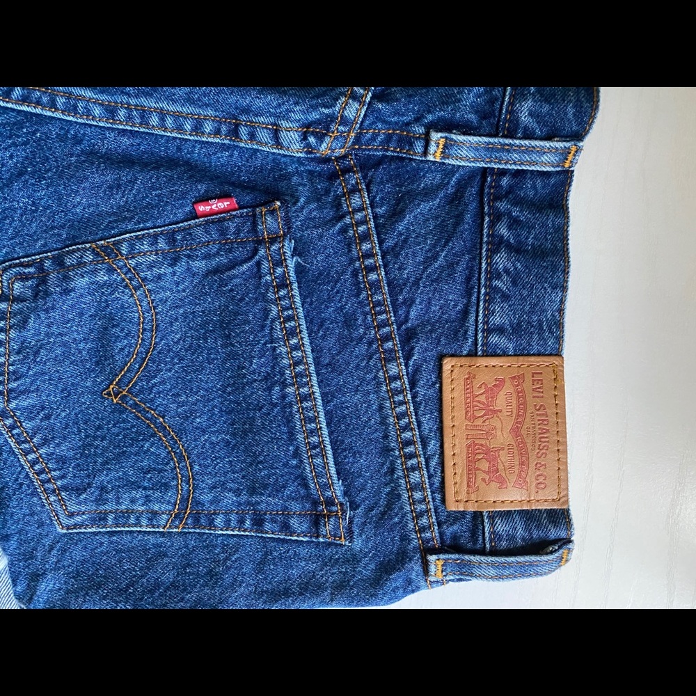 LEVIS SHORTS SIZE 28